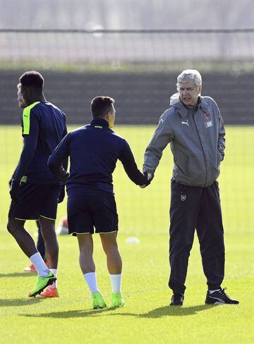 Arsene Wenger and Alexis Sánchez in training.