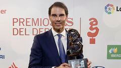 Rafa Nadal muestra el trofeo que le acredita como ganador de uno de los Premios AS del Deporte 2022