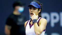 La tenista brit&aacute;nica Emma Raducanu reacciona durante su partido ante la china Wang Xinyu en el Torneo de Linz 2021.