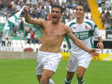 El 'Toro' Acuña celebra un gol en el Elche.