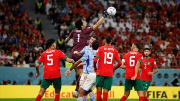 Yassine Bounou (arriba) rechaza un balón en el Marruecos-España de octavos del Mundial.