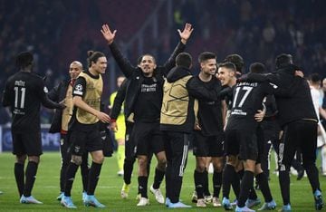 Benfica players celebrate beating Ajax. REUTERS/Piroschka Van De Wouw