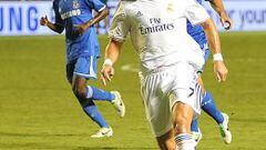 Cristiano Ronaldo avanza con el bal&oacute;n en el partido ante el  Chelsea.