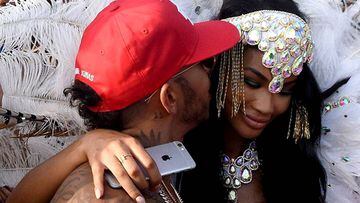 Hamilton y la modelo Chanel Iman en el carnaval de Barbados
