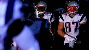 EAST RUTHERFORD, NJ - NOVEMBER 27: Rob Gronkowski #87 of the New England Patriots prepares to take the field prior to the game against the New York Jets at MetLife Stadium on November 27, 2016 in East Rutherford, New Jersey.   Al Bello/Getty Images/AFP == FOR NEWSPAPERS, INTERNET, TELCOS &amp; TELEVISION USE ONLY ==
