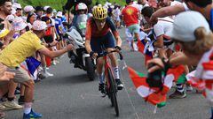 Morzine Les Portes Du Soleil (France), 15/07/2023.- Spanish rider Carlos Rodriguez of team INEOS Grenadiers breaks away during the 14th stage of the Tour de France 2023, a 152kms race from Annemasse to Morzine les Portes du Soleil, France, 15 July 2023. (Ciclismo, Francia) EFE/EPA/MARTIN DIVISEK
