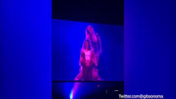 Carli Lloyd en el escenario junto a Jennifer Lopez