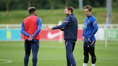 Southgate dirige el entrenamiento de la selección inglesa.