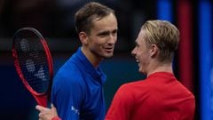 Boston (United States), 26/09/2021.- Team Europe&#039;s Daniil Medvedev (L) of Russia greets Team World&#039;s Denis Shapovalov (R) of Canada after Medvedev defeated Shapovalov in their singles match at the 2021 Laver Cup tennis tournament held at the TD 