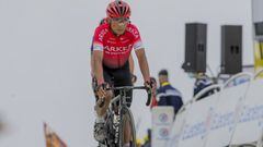 El ciclista colombiano del Ark&eacute;a-Samsic Nairo Quintana llega a la meta del Col du Portet, en Saint-Lary-Soulan, en la decimos&eacute;ptima etapa del Tour de Francia 2021.