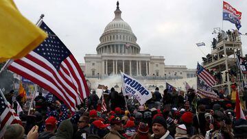 WASHINGTON, DC - 6 DE ENERO: Los manifestantes se re&uacute;nen frente al edificio del Capitolio de los Estados Unidos el 6 de enero de 2021 en Washington, DC.