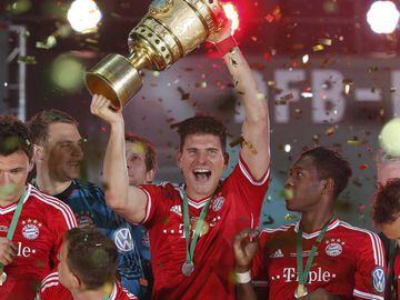Bayern Munich&#039;s Mario Gomez (C) holds up the trophy as he celebrates with his team mates after winning the German soccer cup (DFB Pokal) final match against VfB Stuttgart at the Olympic Stadium in Berlin June 1, 2013. Bayern Munich completed the treble by beating VfB Stuttgart 3-2 in the German Cup final on Saturday, adding the trophy to the Champions League and Bundesliga titles they have already won this season.         REUTERS/Fabrizio Bensch (GERMANY  - Tags: SPORT SOCCER) DFB RULES PROHIBIT USE IN MMS SERVICES VIA HANDHELD DEVICES UNTIL TWO HOURS AFTER A MATCH AND ANY USAGE ON INTERNET OR ONLINE MEDIA SIMULATING VIDEO FOOTAGE DURING THE MATCH.  PUBLICADA 04/06/13 NA MA26 1COL