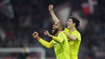 Villarreal's French midfielder Etienne Capoue (L) and Villarreal's Spanish defender Mario Gaspar celebrate after the UEFA Champions League quarter-final, second leg football match FC Bayern Munich v FC Villarreal in Munich, southern Germany on April 12, 2022. (Photo by Christof STACHE / AFP)