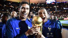 Varane y Mbapp&eacute; celebran la consecuci&oacute;n del Mundial en el Stade de France. 
