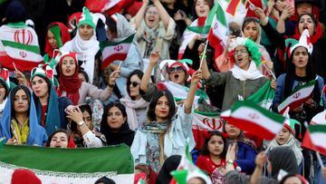 Las iraníes disfrutan por primera vez del fútbol en las tribunas