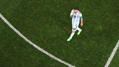 Leo Messi camina por el campo en el partido ante Croacia