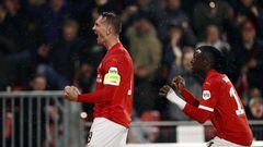 Eindhoven (Netherlands), 08/11/2023.- Luuk de Jong of PSV Eindhoven (L) celebrates with his teammates after scoring the 1-0 goal during the UEFA Champions League group B soccer match between PSV Eindhoven and RC Lens, in Eindhoven, the Netherlands, 08 November 2023. (Liga de Campeones, Países Bajos; Holanda) EFE/EPA/MAURICE VAN STEEN
