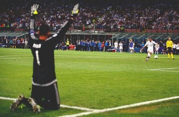 Keylor Navas looks on as Cristiano tucks away his spot-kick in the 2016 final shootout against Atleti.