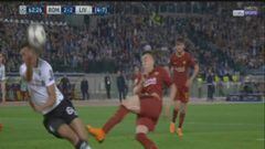 El Roma reclam&oacute; penalti por mano de Alexander-Arnold.