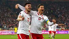 Robert Lewandowski festeja un gol con la Selección de Polonia durante las eliminatorias mundialistas de la UEFA.