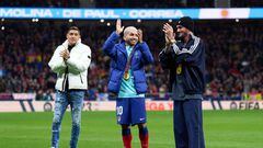 Nahuel Molina, Correa y De Paul reciben el reconocimiento de la hinchada por ser campeones del mundo.