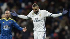 Real Madrid&#039;s French forward Karim Benzema gestures after missing a goal opportunity during the Spanish Copa del Rey (King&#039;s Cup) quarter-final first leg football match Real Madrid CF vs RC Celta de Vigo at the Santiago Bernabeu stadium in Madrid on January 18, 2017. / AFP PHOTO / JAVIER SORIANO