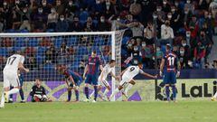 Luis Su&aacute;rez celebra el segundo gol del Granada.