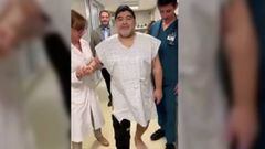 Maradona ya camina tras su operaci&oacute;n en la rodilla derecha