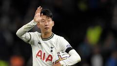 Heung-Min Son, jugador del Tottenham, se lleva el balón tras marcar un hat-trick ante el Leicester City.