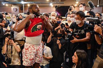 El boxeador estadounidense Floyd Mayweather rodeado de una gran expectación durante su entrenamiento en Tokyo, Japón, para preparar el combate de exhibición planeado contra el artista marcial mixto japonés Mikuru Asakura el próximo 25 de septiembre. 