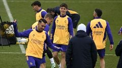 Arda Güler, por detrás de Kroos y de Ceballos, aparece sonriente durante el entrenamiento realizado ayer por el Real Madrid en Valdebebas.