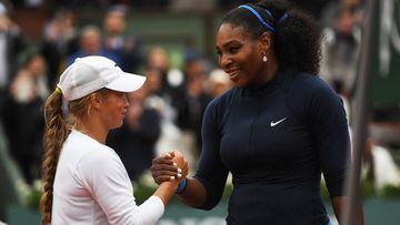 Serena Williams saluda a Yulia Putintseva.