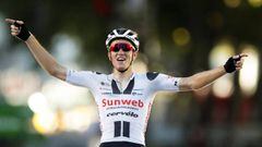 Lyon (France), 12/09/2020.- Danish rider Soren Kragh Andersen of Team Sunweb celebrates while crossing the finish line to win the 14th stage of the Tour de France over 194km from Clermont-Ferrand to Lyon, France, 12 September 2020. (Ciclismo, Francia) EFE