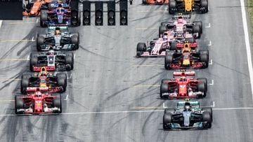 CB234. Spielberg (Austria), 09/07/2017.- Finnish Formula One driver Valtteri Bottas (R) of Mercedes AMG GP leads the pack of cars during the start of the 2017 Formula One Grand Prix of Austria at the Red Bull Ring circuit in Spielberg, Austria, 09 July 20
