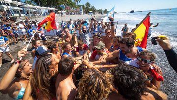 La selecci&oacute;n espa&ntilde;ola de Paddle Surf celebrando la plata en El Salvador. 
