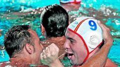 <b>FIESTA EN EL AGUA. </b>Xavi García (9) y David Martín celebran el triunfo de España en el agua.