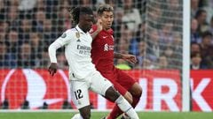 Real Madrid's French midfielder Eduardo Camavinga (L) vies with Liverpool's Brazilian forward Roberto Firmino during the UEFA Champions League last 16 second leg football match between Real Madrid CF and Liverpool FC at the Santiago Bernabeu stadium in Madrid on March 15, 2023. (Photo by Pierre-Philippe Marcou / AFP)