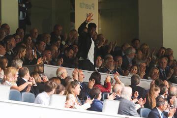 En el minuto 20 la afición comenzó a aplaudir y a corear el nombre de Vini. El delantero, que se encontraba en el palco junto al presidente del Real Madrid, Florentino Pérez, agradeció el gesto al público.