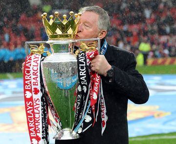 Alex Ferguson besa el trofeo de la Premier League de la temporada 2012/13. Fue su última Liga como entrenador del Manchester United. El técnico escocés ganó en total 13 títulos de la Premier League y dos Champions League en 26 años como técnico del United