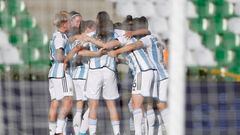 AMDEP3330. ARMENIA (COLOMBIA), 15/07/2022.- Jugadoras de Argentina celebran un gol ante Uruguay hoy, en un partido del grupo B de la Copa América Femenina en el estadio Centenario en Armenia (Colombia). EFE/Ernesto Guzmán Jr.
