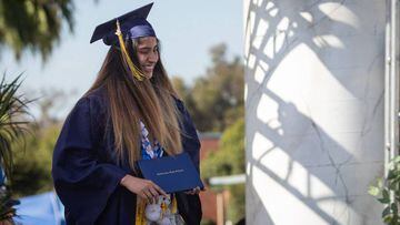 Una graduada camina hacia el escenario para recibir su diploma de la secundaria de California en medio de la pandemia de coronavirus en Whittier, California, EE. UU., 20 de julio de 2020.