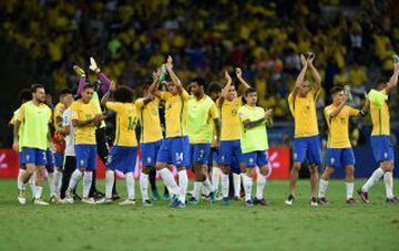 Players of Brazil acknowledge the crowd after defeating Argentina 3-0 in their 2018 FIFA World Cup qualifier football match in Belo Horizonte, Brazil, on November 10, 2016. / AFP PHOTO / VANDERLEI ALMEIDA