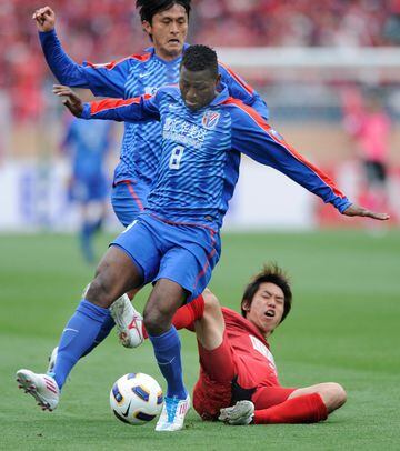 En 2010, Shanghái Shenhua lo adquirió y en su primera temporada anotó 20 goles en 28 partidos, siendo el máximo goleador de la Superliga en esa campaña. Al año siguiente bajó su rendimiento y se fue del equipo con 44 encuentros y 25 goles. Luego en 2018 regresó a Dalian Yifang pero apenas marcó tres tantos en 11 partidos.
