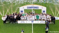 Los jugadores del Real Madrid alzan el trofeo de Liga.
