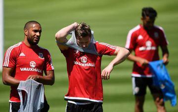 Welsh defenders Ashley Williams (L) and teammates take part in a training session at Vale do Lobo.