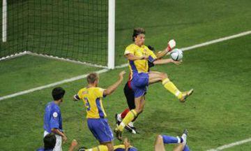 Zlatan disputó su primera Euro en 2004 y anotó en el primer partido ante Bulgaria. Posteriormente repitió ante Italia,