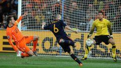 El gol de Iniesta en la final del Mundial de 2010. Se ha revelado que ese balón se lo regaló Iker Casillas a Alejandro Sanz.