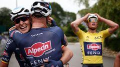 Los ciclistas del Alpecin-Fenix Tim Merlier, Jonas Rickaert y Mathieu van der Poel celebran la victoria del primero en la tercera etapa del Tour de Francia 2021 tras ganar al esprint en Pontivy.