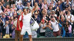 El tenista suizo Roger Federer se despide del público de Wimbledon tras su derrota ante Huber Hurkacz en cuartos de final del torneo en 2021.