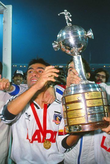 El 'Kaiser' levantó 17 copas: 16 en Colo Colo y una con Universidad Católica. Fue campeón de la Copa Libertadores con los albos en 1991.